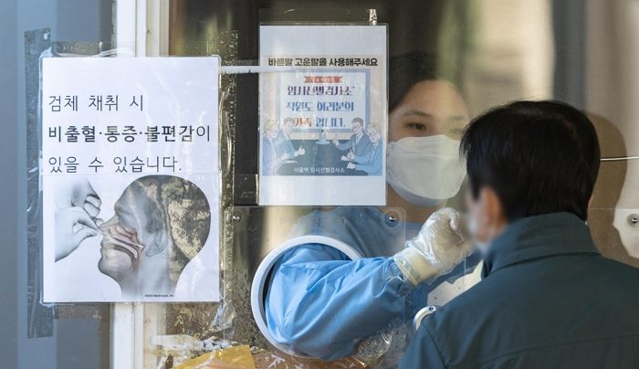 어제(28일) 코로나19 확진자 34만 7554명 발생...전날 대비 16만명 이상 폭증