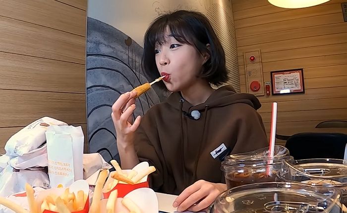 맥도날드서 ‘버거 17개+음료 10잔’ 싹쓸이한 쯔양의 역대급 햄버거 먹방