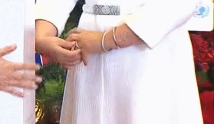 김정숙 여사가 모금행사서 돈봉투 넣은 뒤 직접 ‘알반지’ 돌리는 장면 (영상)