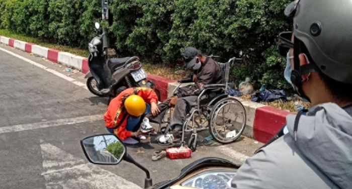 다 낡아 해진 신발로 노점상 하는 장애인 남성에 ‘새 운동화’ 벗어 직접 신겨 준 여성