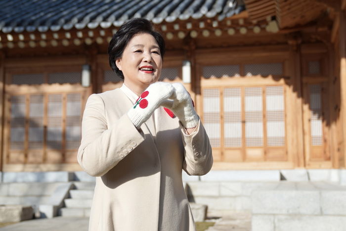 청와대 “김정숙 여사 옷값, 사비로 부담해...특활비 안 써”