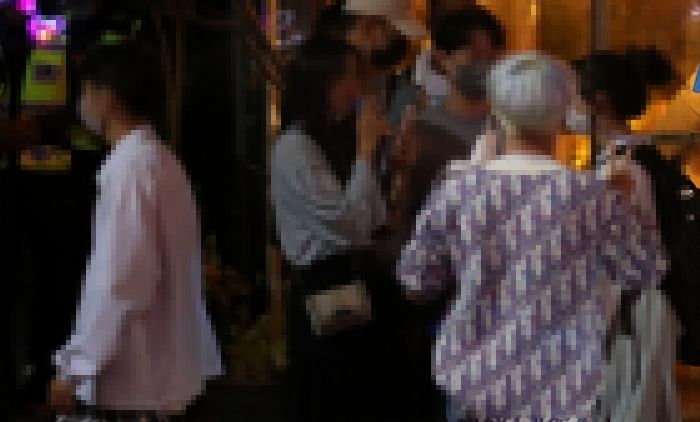 새벽 1시, 홍대 앞 골목 거리는 ‘테이크아웃 술집’ 돼...“단속 근거 없어”