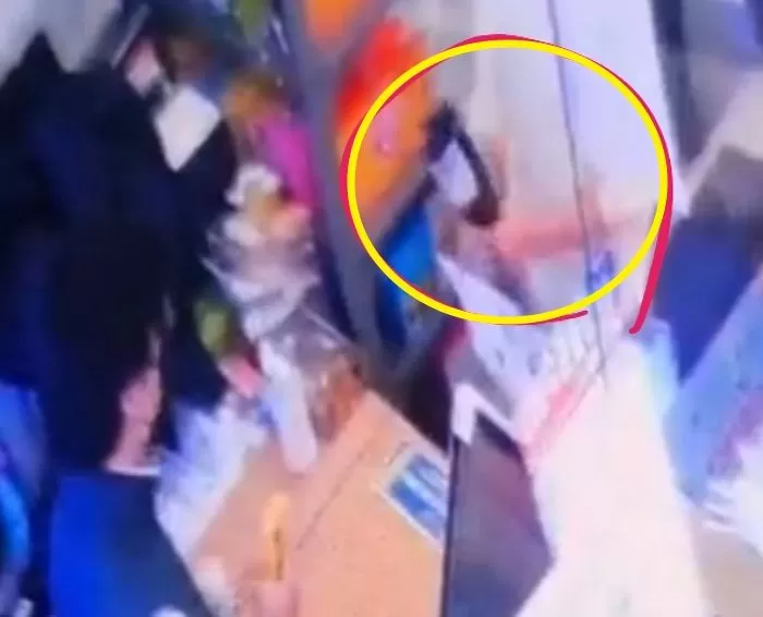 편의점서 ‘가짜 신분증’ 쓰려다 알바생에게 빼앗기자 와인병들고 위협한 10대