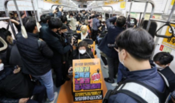 국내 최대 장애인협회 “전장연 지하철 시위 도 넘어...장애인 이미지 훼손 멈추라”