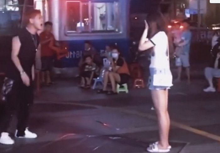 남자랑 헤어질 때마다 찾아오는 전 여친이 불러내자 남성이 보인 반응 (영상)