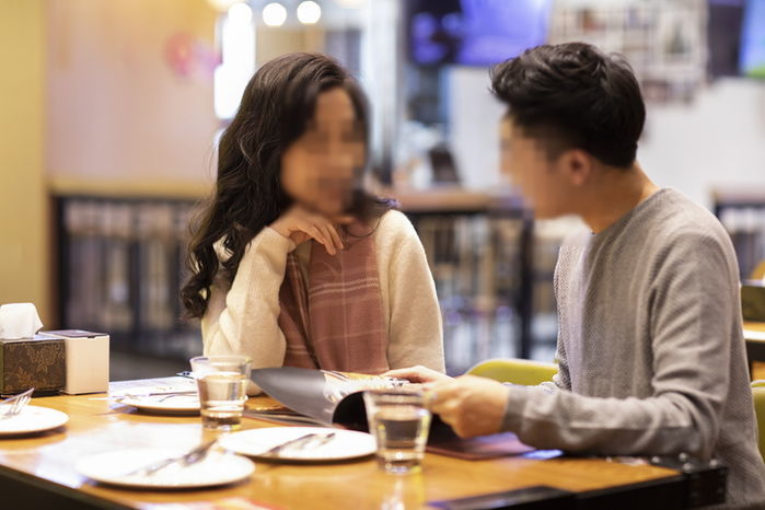 남친 월급 300만원밖에(?) 안돼 결혼 고민된다는 업소녀의 한탄