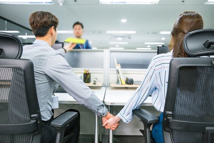 “무려 절반 이상”...이혼 전문 변호사가 가장 많이 바람난다고 꼽은 ‘불륜’ 관계 (영상)