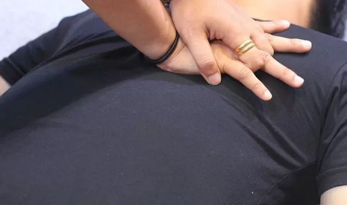 “식당서 ‘심정지’로 쓰러진 80대 아버지, 심폐소생술로 살린 ‘천사 간호사’를 찾습니다”