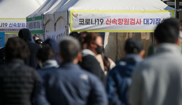 어제(2일) 하루 코로나19 신규 확진자 23만 4301명 발생...나흘 연속 감소세
