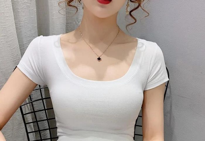 “남친 소개해주는 자리에 쇄골라인 노출된 U넥 입고 온 친구 너무한 거 아닌가요”