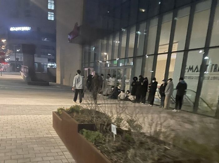 포켓몬빵 사려고 새벽 5시부터 부천 스타필드 앞에서 줄 서 있는 ‘포켓몬 헌터들’