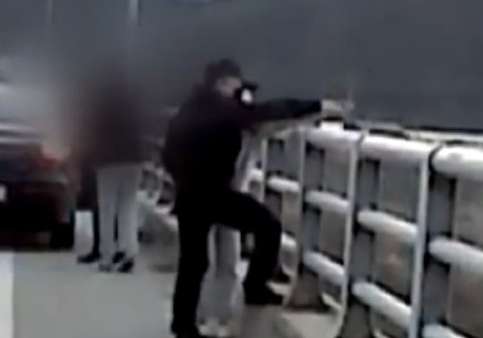 물에 떠내려가는 사람 보자마자 SUV 몰고 강으로 뛰어들어 구조한 해경 특공대원 (영상)