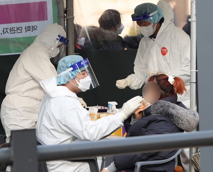 어제(4일) 국내 코로나19 확진자 26만 6,135명...또다시 20만명대