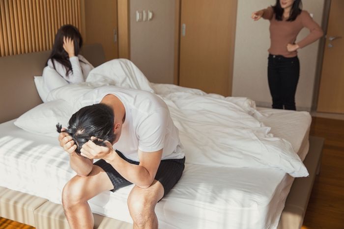 집들이 날 여사친과 껴안고 자다 걸린 남편, “술 취해 기억 안 난다”는데 믿어줘야 할까요?
