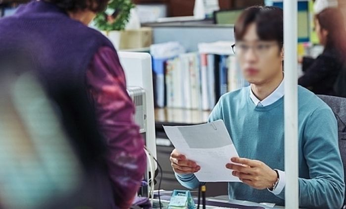 귀 안 좋은 80대 할아버지에게 “못 들으니 여편네랑 오라” 쪽지 건넨 구청직원