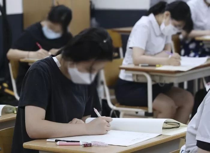 중·고등학생들 코로나 걸리면 ‘중간·기말고사’ 못 보고 과거 점수로 대체한다