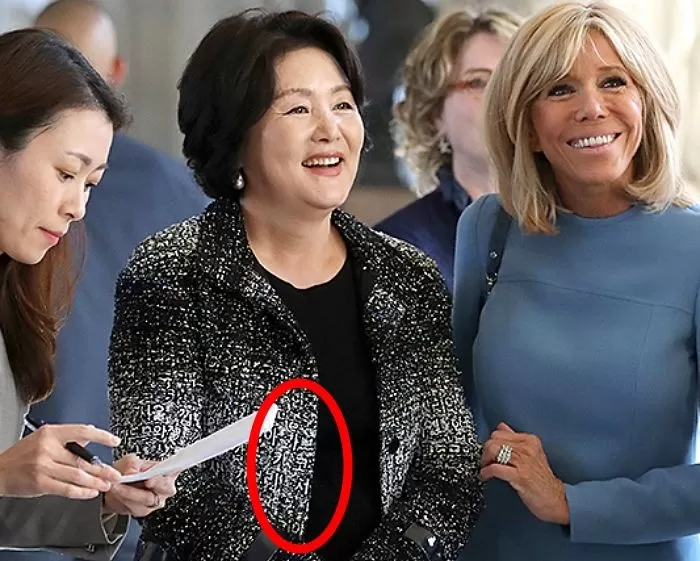 인천공항 전시됐다는 김정숙 샤넬 ‘한글 재킷’, 프랑스 방문 때와 다른 옷