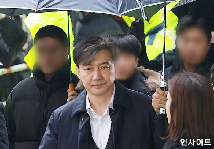 조국 “딸 의전원 입학 취소 너무 가혹”...집행정지 신청 맞대응