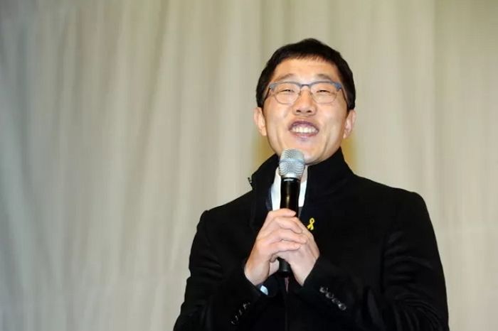 활동 재개하는 김제동 “5월, 웃게 해드리겠다...그게 제가 제일 잘하는 일”
