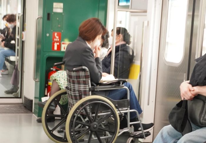 고민정, 장애인 지하철 시위 비판한 이준석 보란 듯 ‘휠체어 출근샷’ 공개