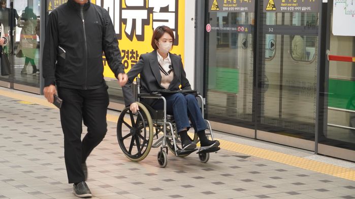 고민정 등 민주당 의원들이 ‘휠체어 출근’ 인증샷 올리자 이준석이 보인 반응