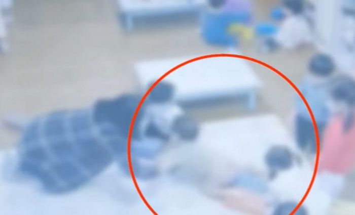 “300만원 줄게”...교사 상습 학대로 2살 아기 팔꿈치 빠졌는데 돈으로 입막음 시도한 어린이집