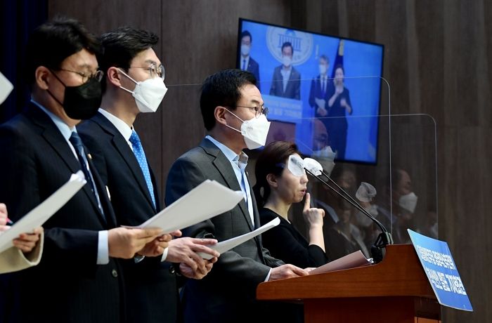 더불어민주당 혁신안에 ‘도리도리 금지’...尹 당선인 조롱 논란