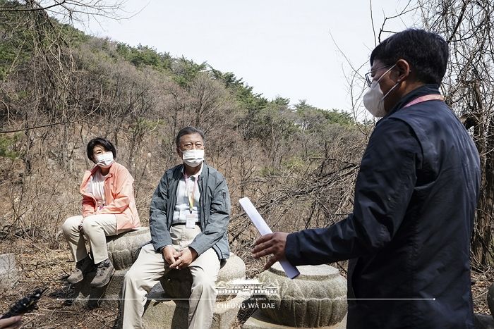 신라시대 법흥사터 초석 깔고 앉은 文부부...불교계 “사진 보고 참담해”