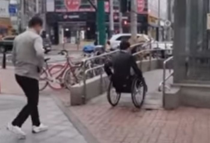‘휠체어 출근 챌린지’하다가 오르막길에서 대자로 넘어진 민주당 의원 (영상)
