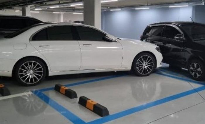 주차칸 2칸 차지한 벤츠에 분노해 ‘마이크로 주차’ 참교육한 마티즈 차주