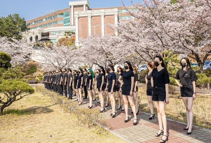 벚꽃 피자 시크한 올블랙룩으로 야외 수업받는 대덕대 모델학과의 ‘벚꽃 워킹’ (사진 7장)