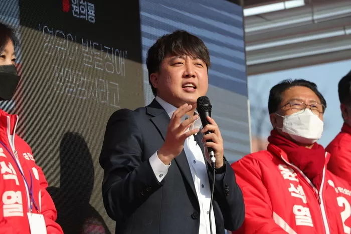 장애인 지하철 시위 비판한 이준석에 20대 42% “다수를 위한 옳은 주장”