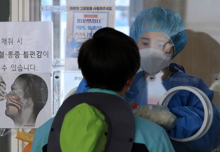 어제(7일) 코로나 신규 확진자 20만 5333명...나흘 연속 20만명대