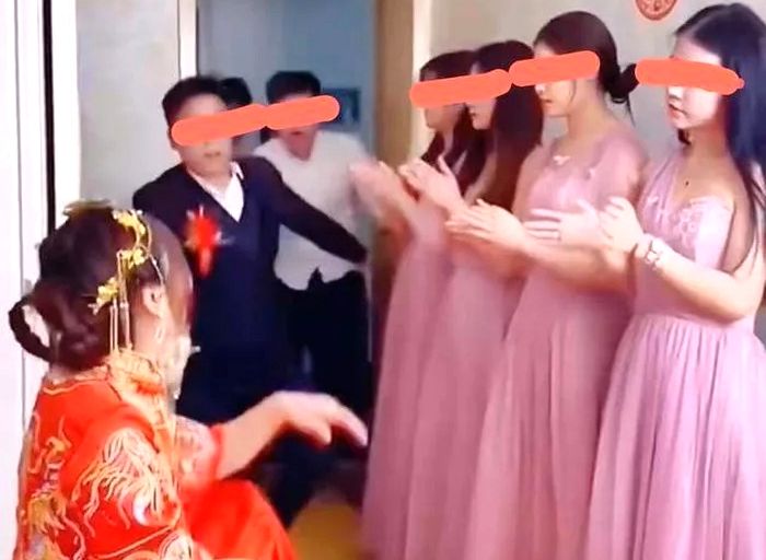 남친 테스트하려고 전 여친들 불러 ‘들러리’ 서게 한 신부