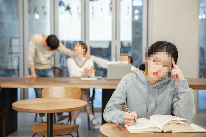 “‘19금 농담’ 주고받았는데, 여사친이 남자인 저만 ‘성희롱’으로 경찰에 신고하겠답니다”