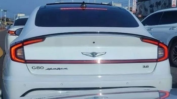 엠블럼 바꿔치기해 쏘나타를 제네시스로 뻥튀기한 ‘쏘네시스 빌런’