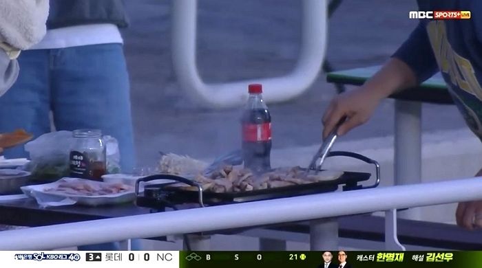 롯데·엔씨 경기 도중 관중석 삼겹살 구워 먹는 모습 클로즈업해 시청자들 침샘 폭발시킨 카메라맨 (영상)
