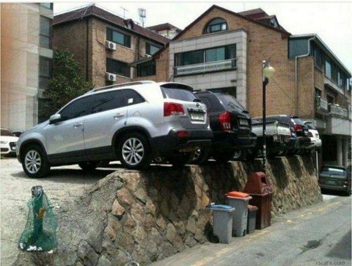 ‘주차의 달인’들만 사는 한국 어느 빌라 주민들의 운전 실력