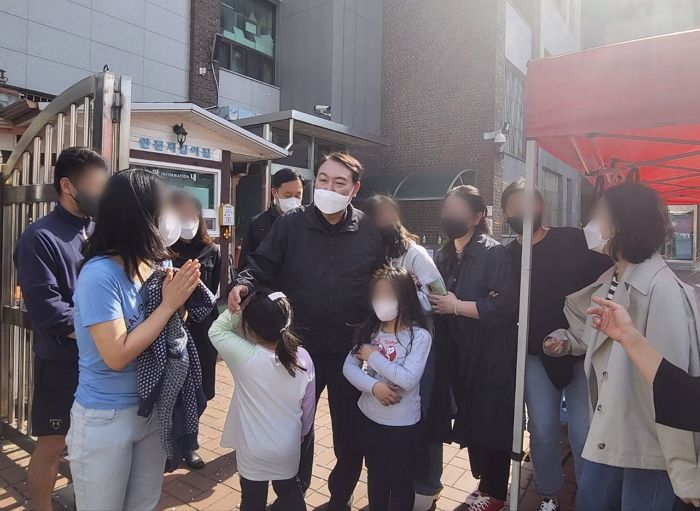 모교 초등학생들 ‘굿즈’ 판다는 말에 경호원들만 데리고 깜짝 방문한 윤석열 당선인
