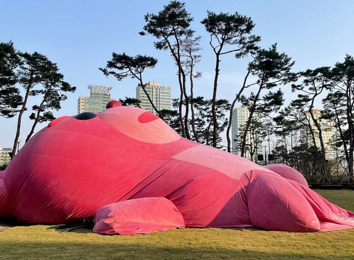 “쿵했쪄”...사람들 너무 많아 석촌호수 잔디광장에 지쳐 쓰러진 핑크 ‘벨리곰’ (사진)