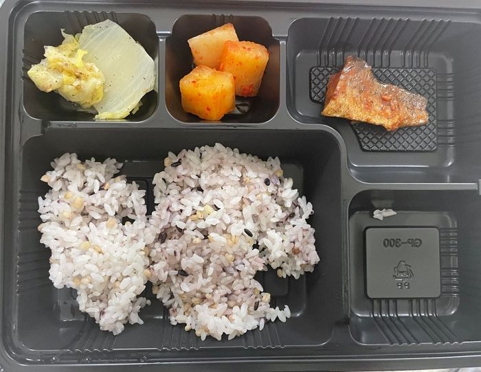 “깍두기 3개, 국에는 닭 한조각”...또 터진 코로나 격리 장병 ‘부실 급식’