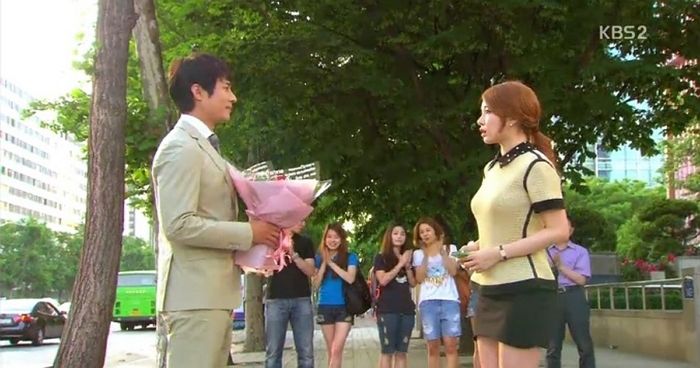 남친 있다고 말 안했다가 직장 동료들 앞에서 상사에게 ‘공개 고백’ 당한 신입 여직원