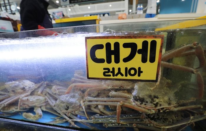 러시아산 ‘반값 대게’에 몰린 시민들...“싼값에 먹을 기회” vs “전쟁 비용 대주는 것”