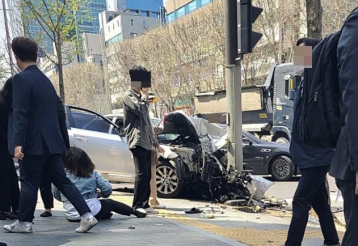 서초 교대역서 배달 오토바이 기사, 승용차 3대와 부딪혀 숨져