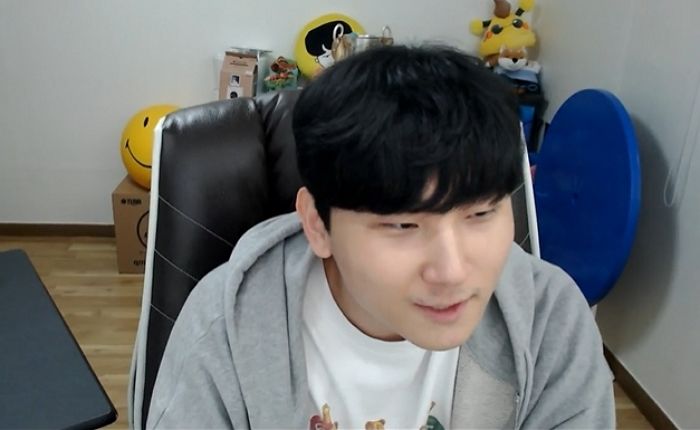 “깨박이에 이어...” 9년 사귄 여자친구와 헤어진 ‘롤통령’ BJ 김민교