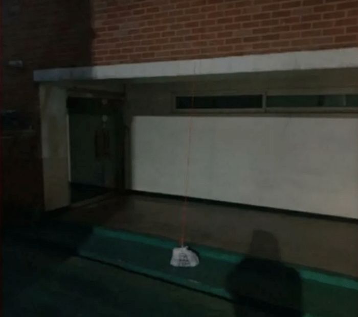 엘베 없는 5층 빌라 주민이 배달원 힘들까 봐 ‘빨랫줄’로 만든 음식 이동 수단