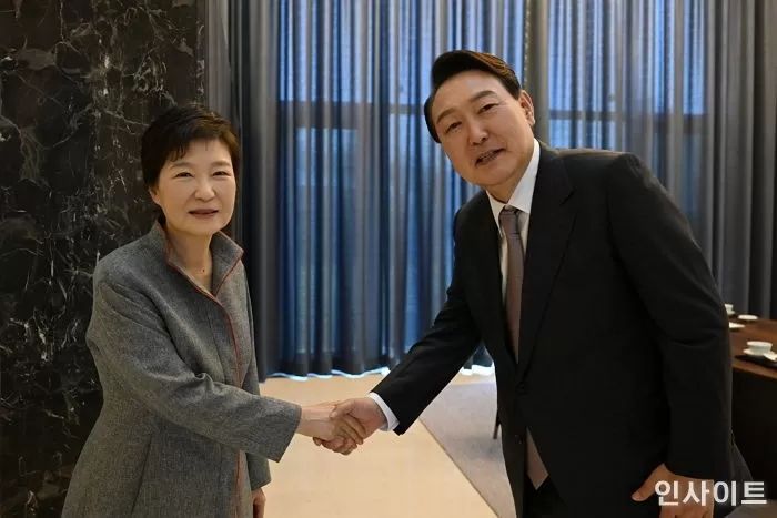 민주당 “박근혜 만나 사과한 尹, 촛불 국민에 대한 모독”