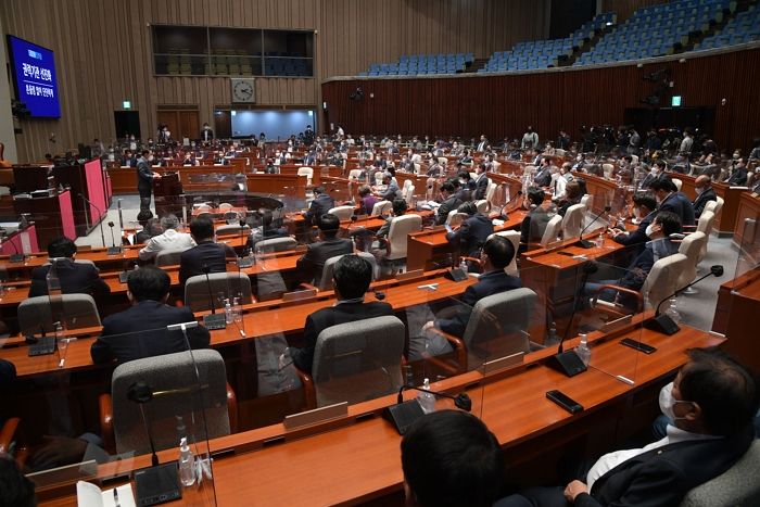 민주당, 윤석열 정부 출범 전 언론중재법 당론 채택...언론개혁 밀어붙인다