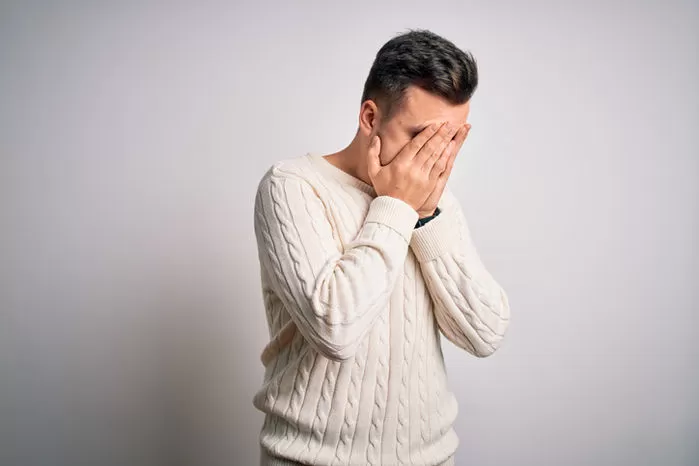 여친 몰래 카페 변기 위에 ‘대변’ 발라놓고 튀려던 진상 손님의 최후