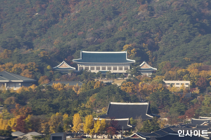 신입 직원 ‘블라인드 채용’ 한다더니 부모 직업 적어내라 한 청와대